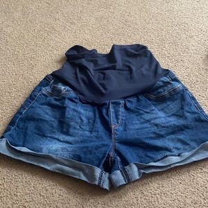 Size XL maternity shorts!